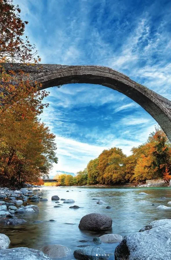 Die steinerne Bogenbrücke von Konitsa über den Fluss Aoos im Herbst