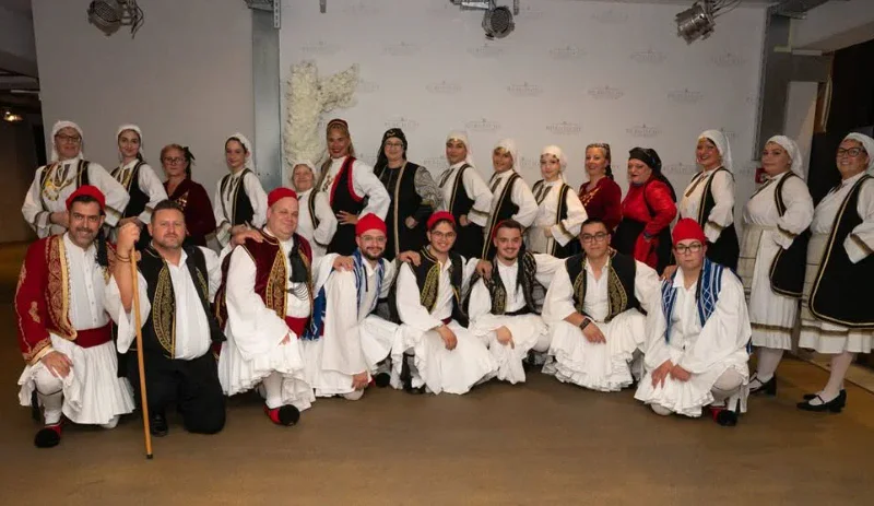 Die Erwachsenengruppe in traditionellen Trachten aus Epirus